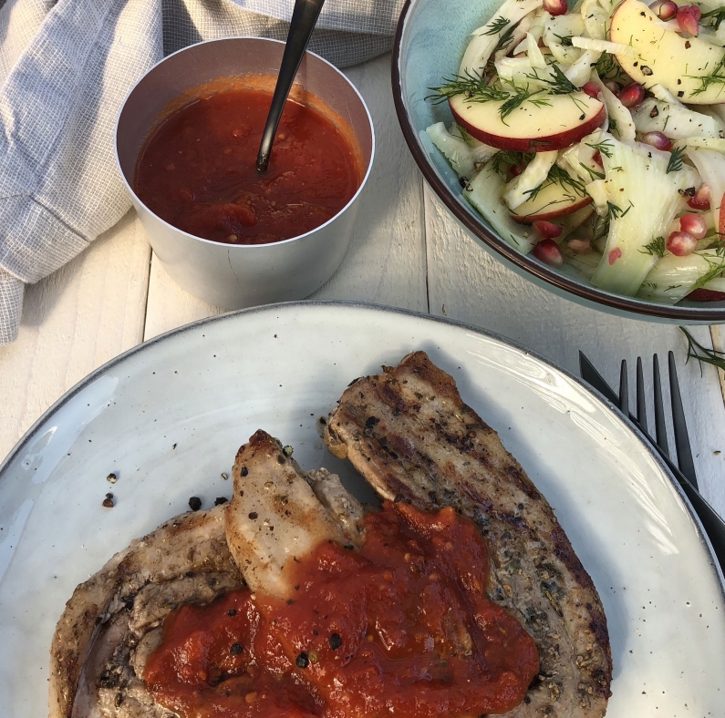 Gegrilde speklapjes met tomatenketchup en zomerse venkelsalade